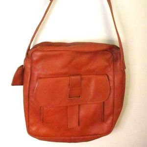 Bugatti Unisex Leather Shoulder/Messenger Bag, Caramel Brown, Leather